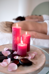 Romantische duo behandeling massage met kaarslicht en rozenblaadjes.