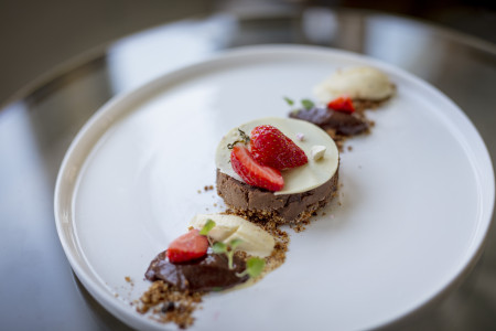 Culinair dessert bestaande uit chocolade en aardbeien.