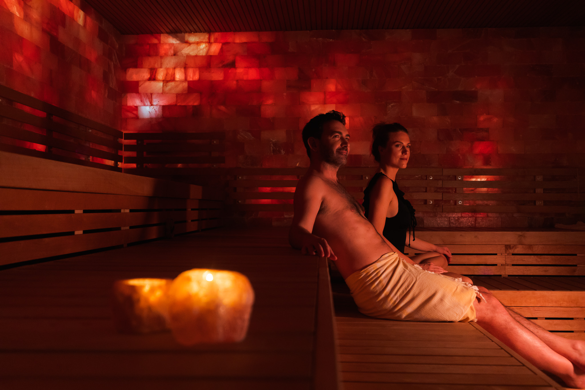 Koppel ontspant in badkleding en hammamdoek in Suola sauna.