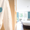 Wellness badjas van Thermae 2000 hangt op een Classic Double Room van het wellness hotel.