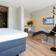 Superior Relax Room van het Thermen hotel met bed, infraroodstoel, tv en zithoek.