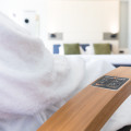 Persoon in badjas zit in de infraroodstoel op een Superior Relax Room.