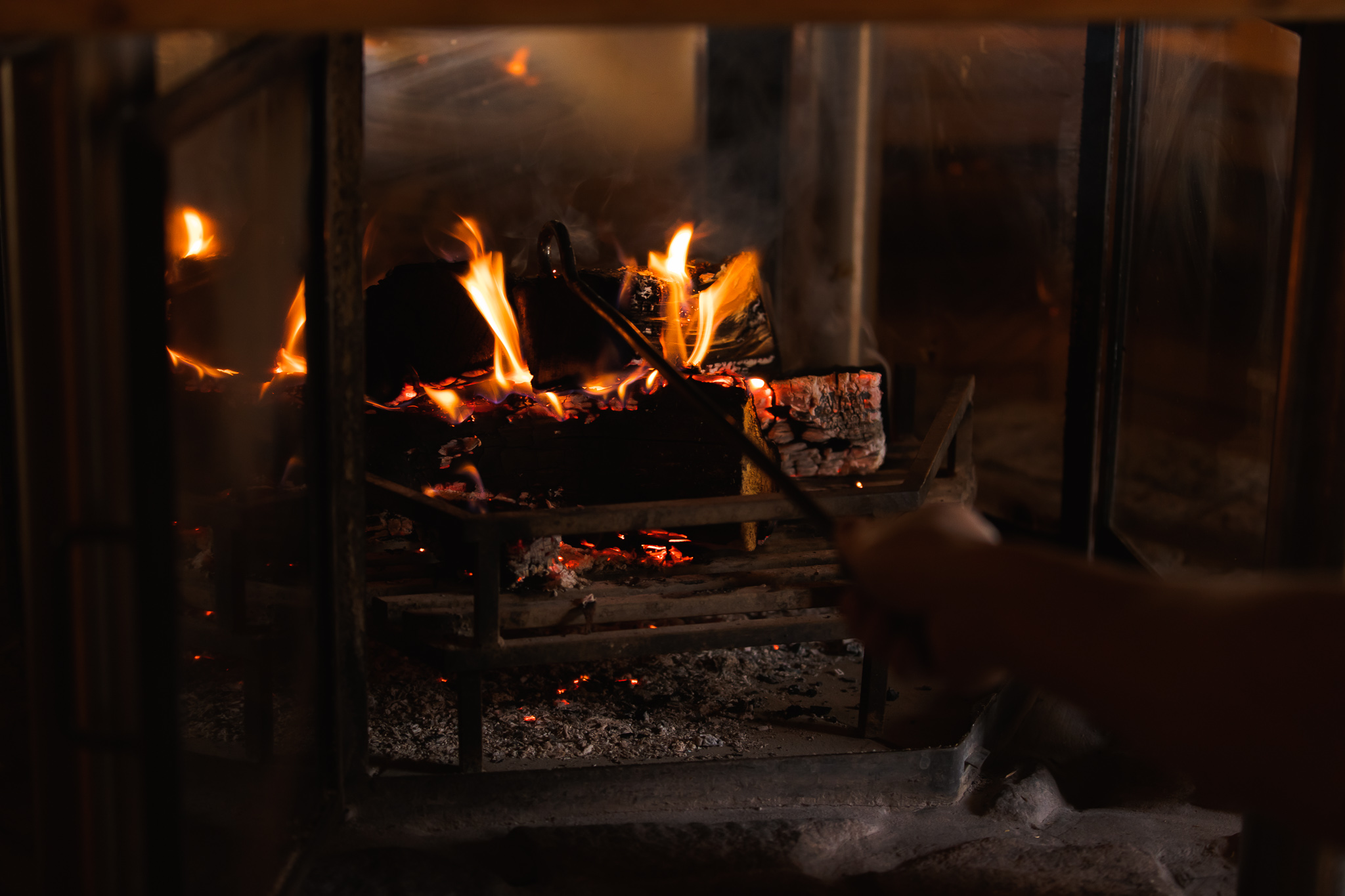 Het aanhouden van het vuur in het midden van de Tuli Sauna. 