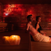 Koppel geniet in de Suola Sauna.