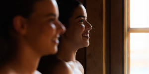 Twee vrouwen lachen in de Stuga sauna.