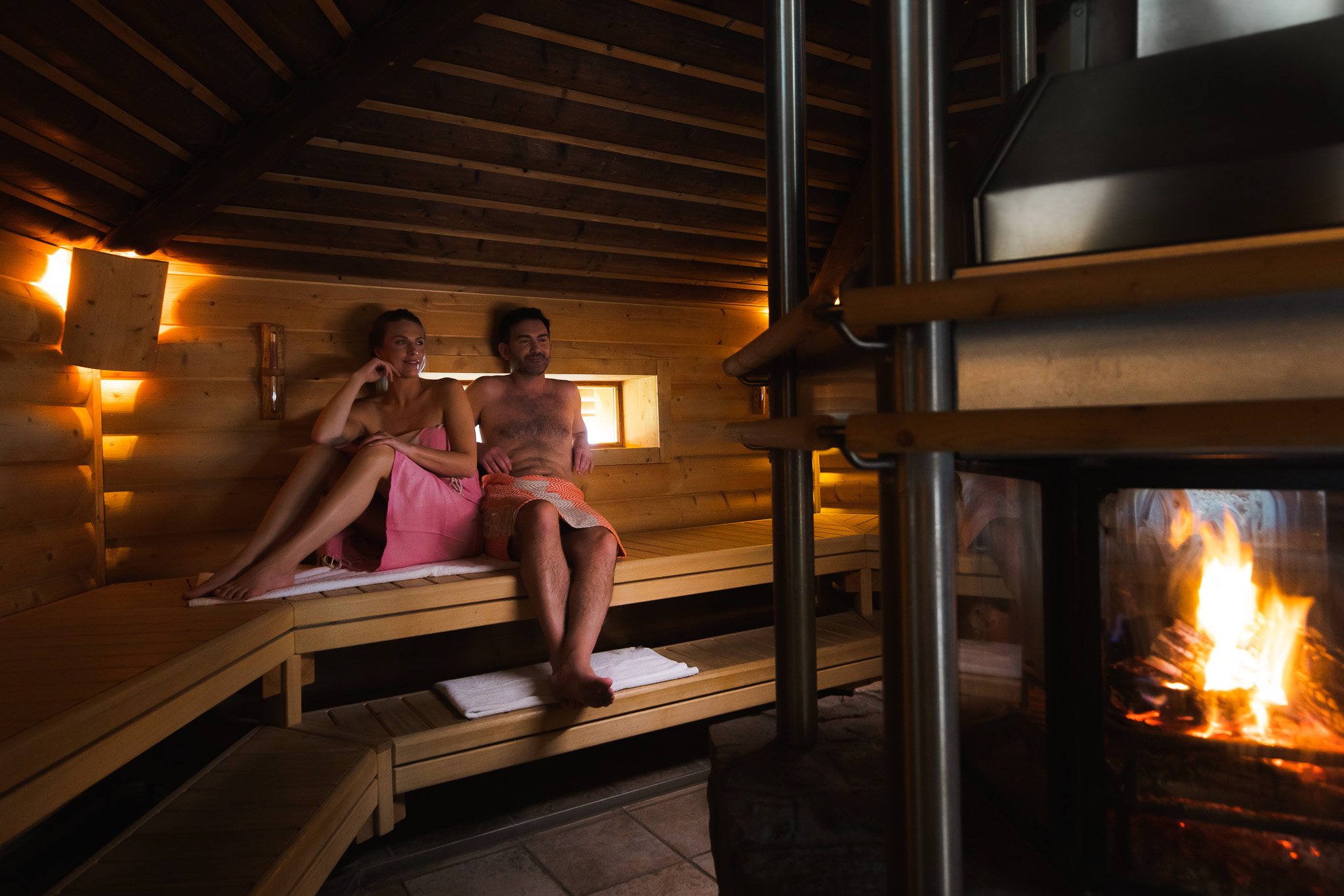 Koppel ontspant in hammamdoek in de Tuli sauna.