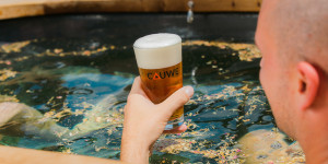 Man geniet van Cauwe biertje tijdens de bierbad wellness ervaring.