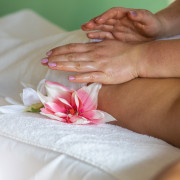 Gast ontvangt lotus massage bij spa thermen. 