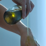 Olie wordt gegoten op de huid bij ayurvedische massage.